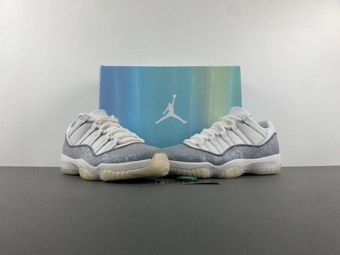 Air Jordan 11 Low HQ7000-001